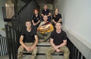 Ветеран, без руки, заграв на старовинному інструменті для курсантів НАВС