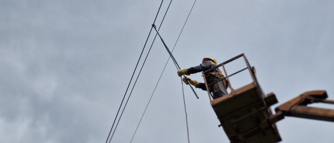 Енергетики відновили світло майже для 300 осель Київщини, що постраждали від обстрілів