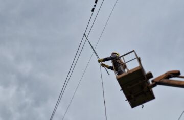 Енергетики відновили світло майже для 300 осель Київщини, що постраждали від обстрілів