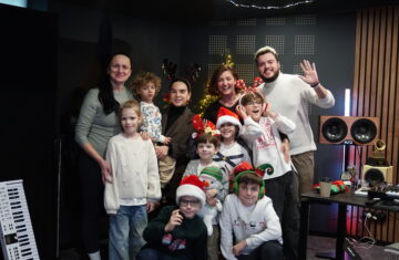 Оля Цибульська презентує різдвяну колядку, записану разом із дітьми