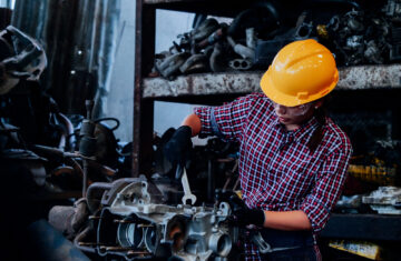 Війна змінила ринок праці. Жінки йдуть в «чоловічі» професії - кому та скільки платять